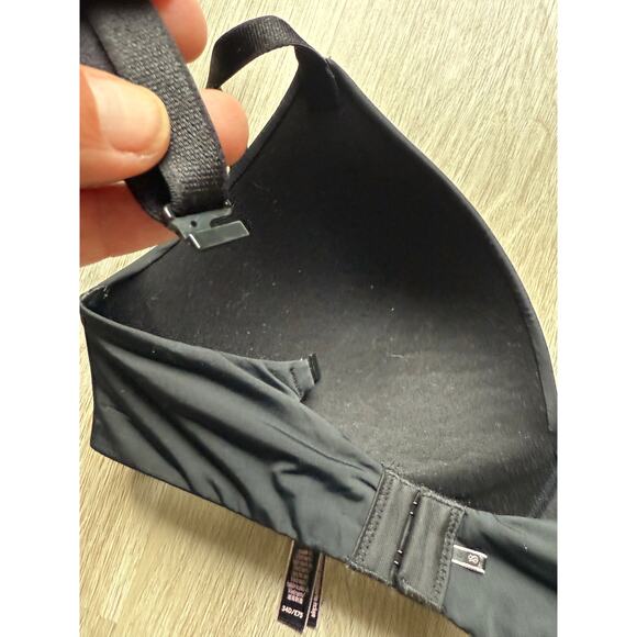 Victoria's Secret 34D, Solid Black, No Wire Bra, Adjustable Strap - Picture 5 of 6